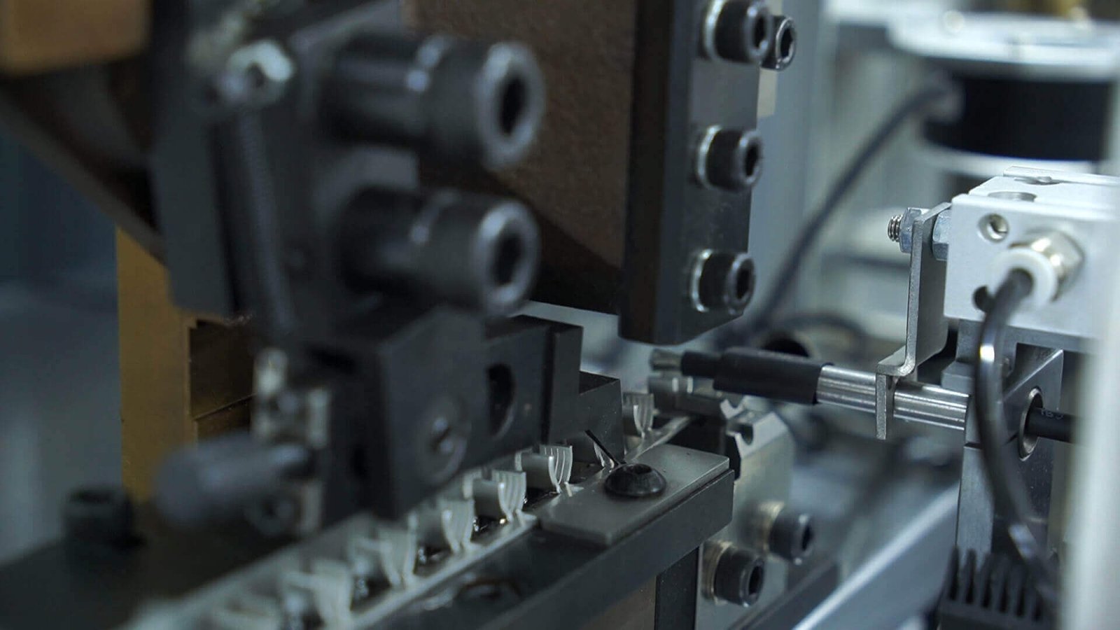 Fully automatic thick wire stripping terminal crimping twisting and tinning machine